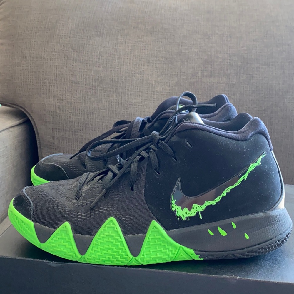 Kyrie 4 Halloween size 6.5 Youth